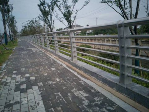 不（bú）鏽鋼複合管護欄